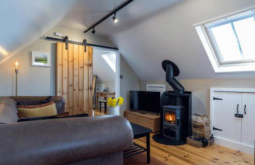 Hayloft with Log Burner and panoramic views - Photo 17