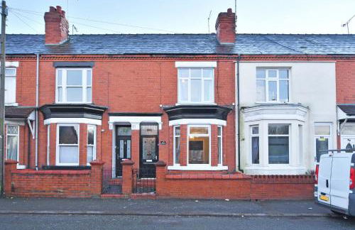 Elm House by YourStays - Lovely home in Cheshire, quiet residential street - Photo 3