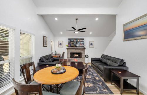 Arlington Entertainment District Home Green & White Door - Foto 68