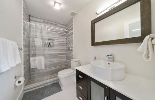 Boho House - Stylist Home with Parking and large Yard - Foto 18