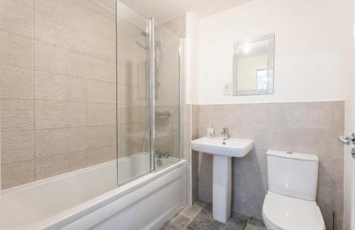 Bright 4 Bedroom Home in Walsall, Free Parking and for EVs - Photo 41
