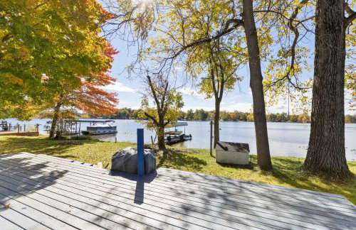 Lakefront Home with Dock Firepit & Private Deck - Foto 1