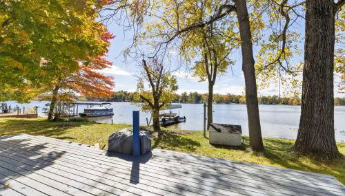 Lakefront Home with Dock Firepit & Private Deck - Foto 1