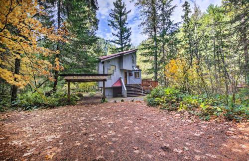 Enchanting Escape with Hot Tub, Decks and Views! - Foto 32