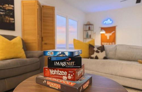 Longhorn Home with King Bed & Rain Showers Walk to DT Activities, Lake & Eateries - Foto 10