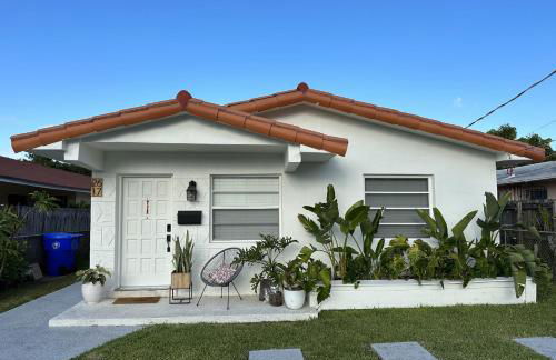 Miami's Cozy Tropical Getaway - Photo 17