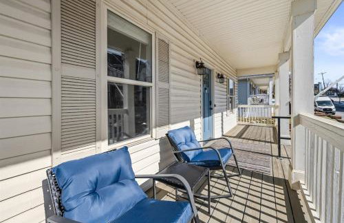 2BR Home with Fenced Backyard, Minutes to Uptown - Foto 18