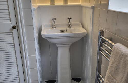 Cheerful, cosy, one bedroom home with patio and parking - Photo 3