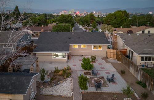 MtnCity Views 4BR Firepit FamilyRetreat NearUNR - Foto 44