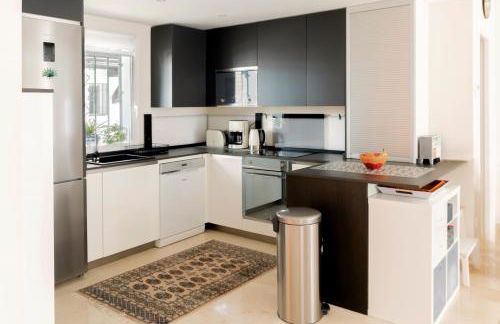 Elegant Marbella Apartment, 5-Pool Oasis, Sunlit Terrace, Garage - Photo 25