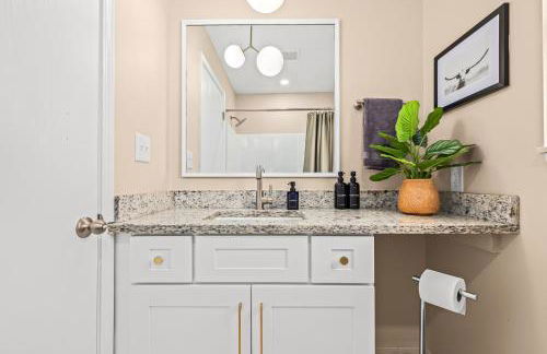 New! Cozy Upper 1BR Flat near Downtown Roseville - Foto 15