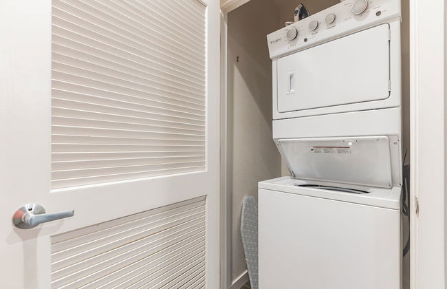 Modern Apartment With Upgraded Amenities Near CSU - Foto 17