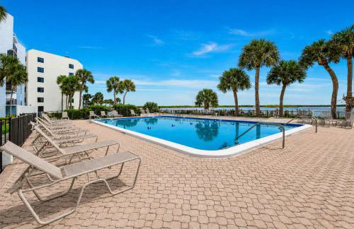 Waterfront Island Oasis! Heated Pool with Stunning View & 2 Full Bath - Foto 5