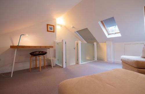 Riverside Apartment with Stunning Views & Patio - Foto 26