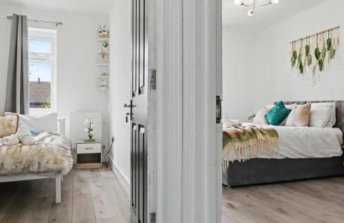 4BR Heathrow Base Free Parking Fast Wi-Fi - Foto 9