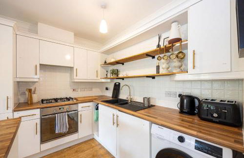 Luxury Spacious 3-Bed City Oasis Just 10 Mins from Centre with Free Parking - Foto 16