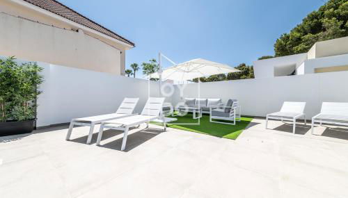 Villa Coral deluxe oasis by OYOOSTAYS - Foto 2, Garden, sunbed