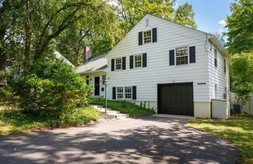 Exclusive Lux Home Near Town • Game Rm • Gym • 4BR - Photo 26