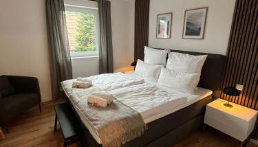 REMA Homes - 180x200 Bett Küche Bad 50'' TV Tiefgarage - Foto 2