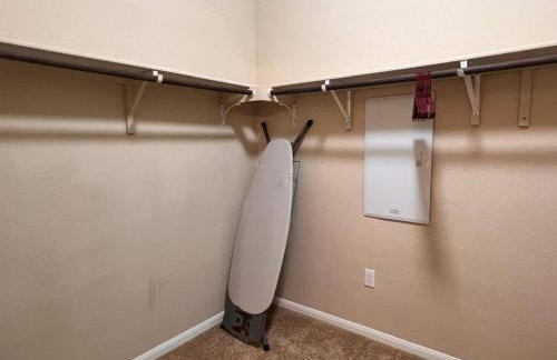 Spacious 4BR Home w Game Room Office Backyard - Foto 12