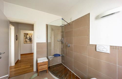 Beautiful Villa With Garden and Private Parking! - Foto 32