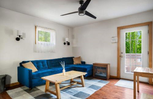 Cabin w hot tub & kayaks by river - Foto 19