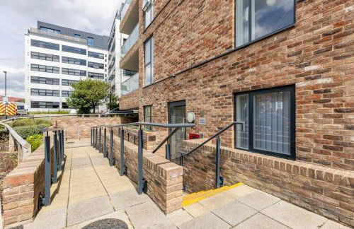 Stylish & Comfortable Top-Floor Flat in Harrow - Photo 22