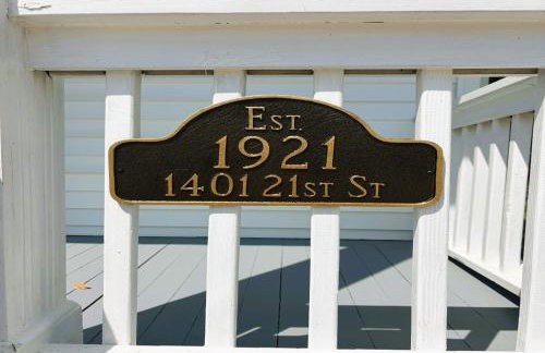 4BR Boutique Coastal Home, Walk to Beach and The Strand, Sleeps 10 - Foto 14