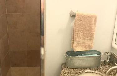 3 br Spacious Home in Ideal Location w Free Parking Back Yard Pets Welcome - Foto 33