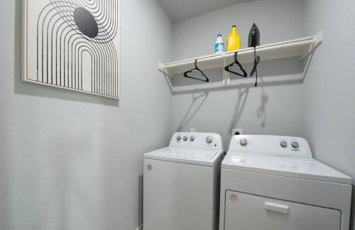 Modern 2024 Townhome with Indoor Hoops Huge TVs and Gray Chic Design - Foto 3