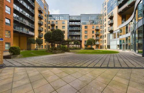 Stylish Apartment in Great City Location, Parking Possible - West One - Photo 17