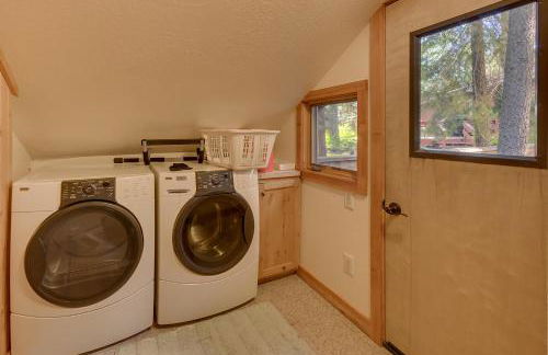 West Pine Cabin on the West Shore by Tahoe Getaways - 2 BR w 2 Bonus Rooms, Hot Tub, Pool Table & Pet Friendly - Foto 18