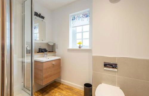 Stylish & Modern Apartment - Photo 8