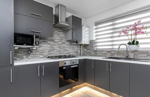 Contractors Dream~POOL TABLE~Close to Luton Airport~Three Double Bedrooms - Foto 26