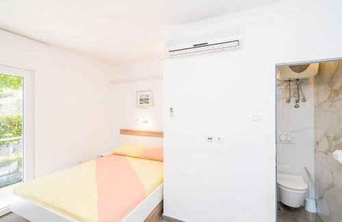 Apartments & Rooms Bari i -Standard One Bedroom Apartment with Balcony and Garden View APT-3 - Photo 11