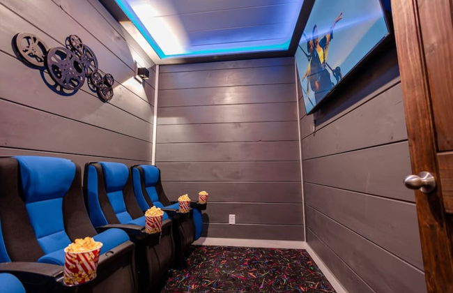 Romantic Cabin Retreat By Ghosal Luxury Lodging - Photo 23