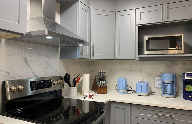 Lovely 1-Bedroom Condo with AC & Kitchen - Photo 7