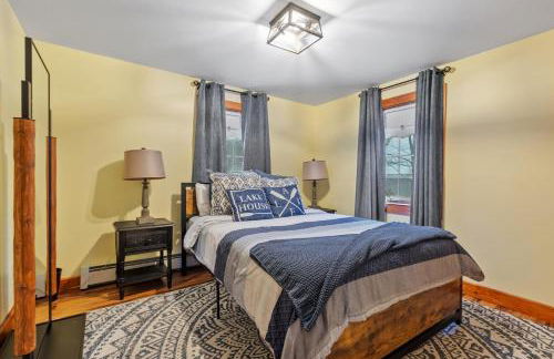 Spacious Accessible Waterfront Retreat with Hot Tub - Foto 24