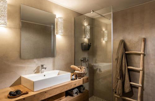 Khroma Luxury Suite 1 Beach front apartment - Photo 23