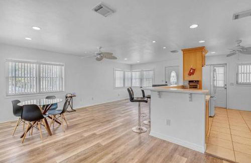 Cozy Beach Walk Home 3BR 2BA + Priv Yard + SmartTV - Foto 19