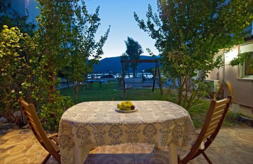 Villa Elli 2 Beach-front villa with garden - Photo 1