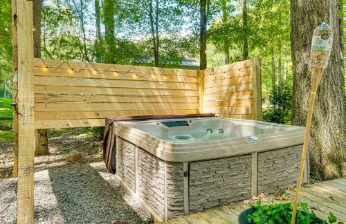 Private Hot Tub Tree-Lined Poconos Home! - Foto 31