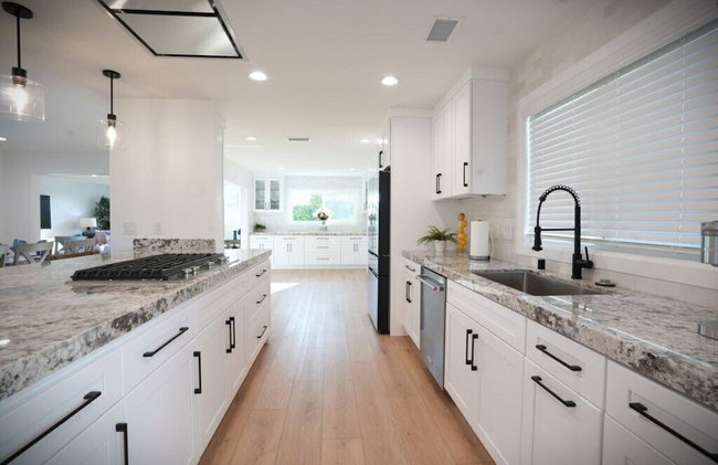 Awesome 5 Bedroom 3 Bath Pool Home With In-ground Jacuzzi - Foto 35