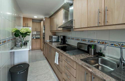 Sensational and Exotic 3-Bedroom Retreat in Nueva Andalucia with a Palm Garden - Foto 27