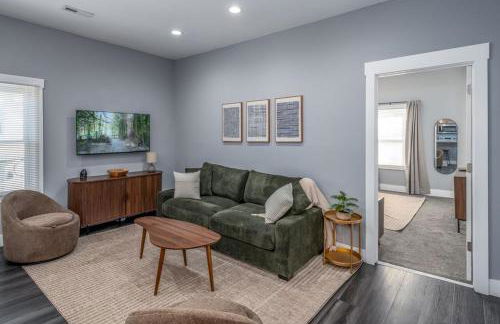 Walnut Hills, 5min to UC, Sleeps 7ppl, Lux Beds, Smart TVs - Foto 1