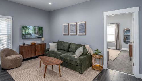 Walnut Hills, 5min to UC, Sleeps 7ppl, Lux Beds, Smart TVs - Foto 1