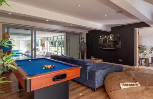 Cheltenham's Most Luxurious House - Beautiful Hot Tub & Indoor Pool - Photo 13
