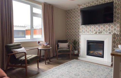 House Sleeps 8-Garden-Parking Near Barry Island - Foto 1