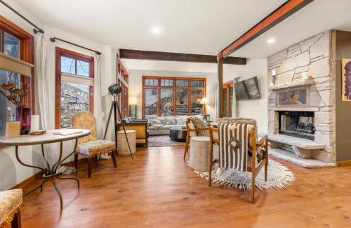 Spacious 5 Bed Retreat, Walk to Lifts and Main - Photo 26