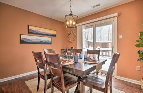 Modern Mountain Retreat with Deck and Hot Tub! - Foto 7